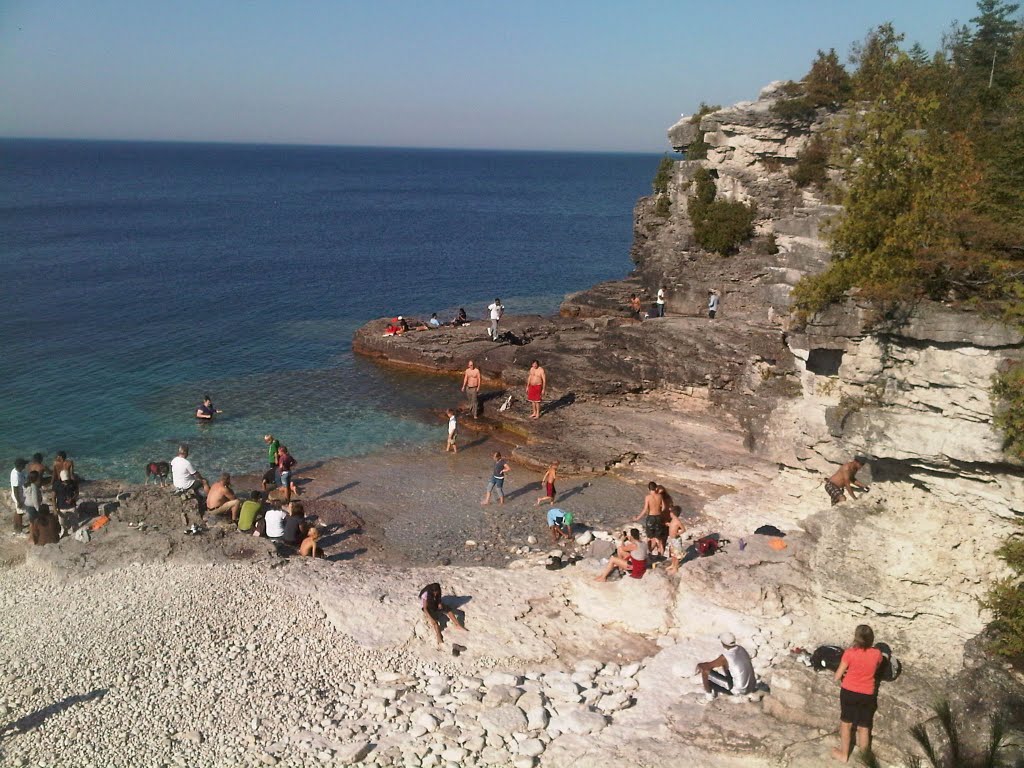 The "Grotto" at the Bruce Peninsula National Park by Yusef leslie