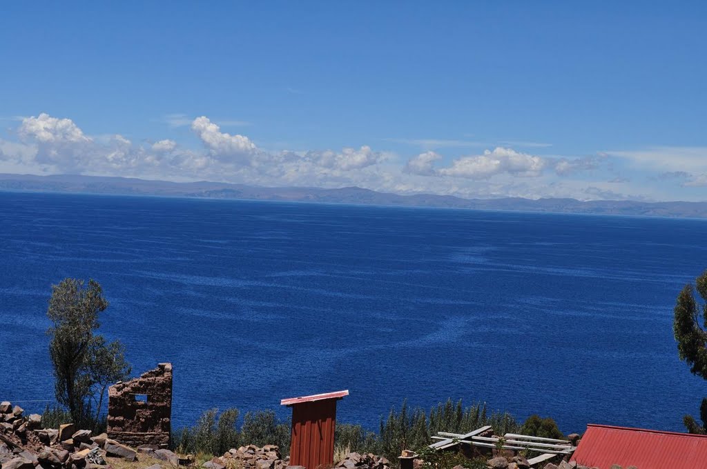 Vista de Bolivia isla Taquile- Puno, Peru by Christopher Knight