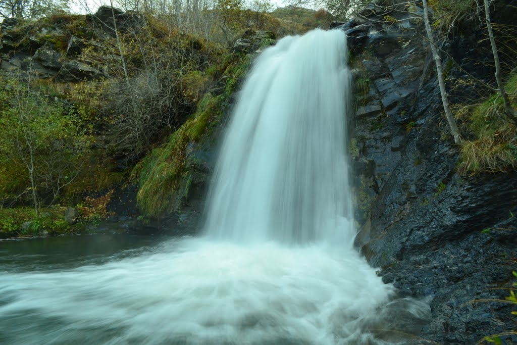 Cascada de Redipuertas by Luis Esroy