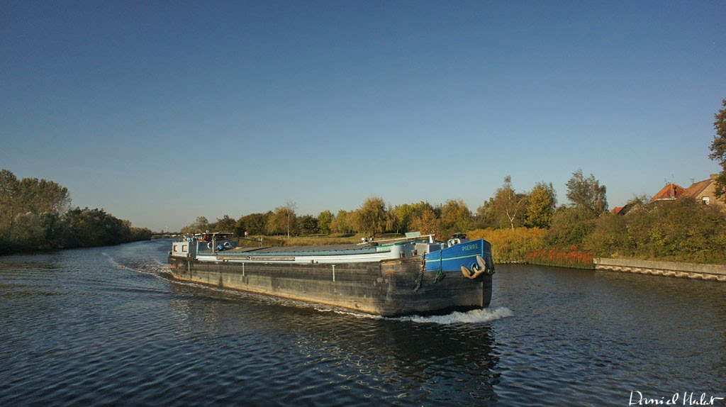 Péniche arrivant aux Ecluses (Ancienne douane) - 241011 - by Daniel Herlent