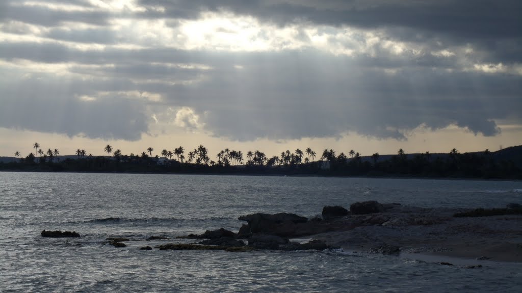 Sunset at playa Guanica from Playa Tamarindo by trlentz