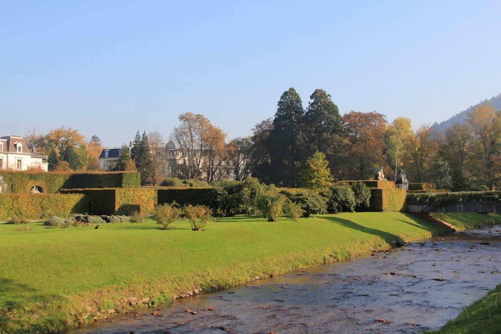 Baden-Baden - Herbstliche Spätnachmittagssonne auf Gönner-Anlage und Oos. by Frank Kiefer