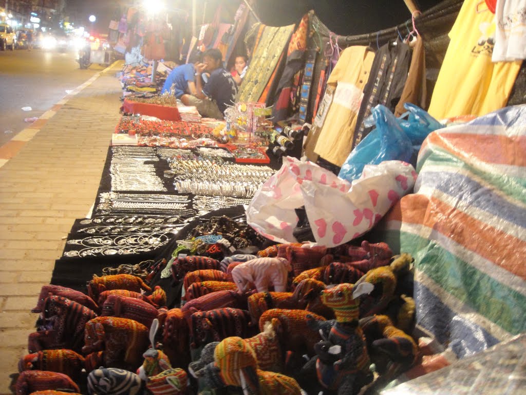 Street market - Vientiane - ວຽງຈັນ - Laos - ลาว by T F Rhoden