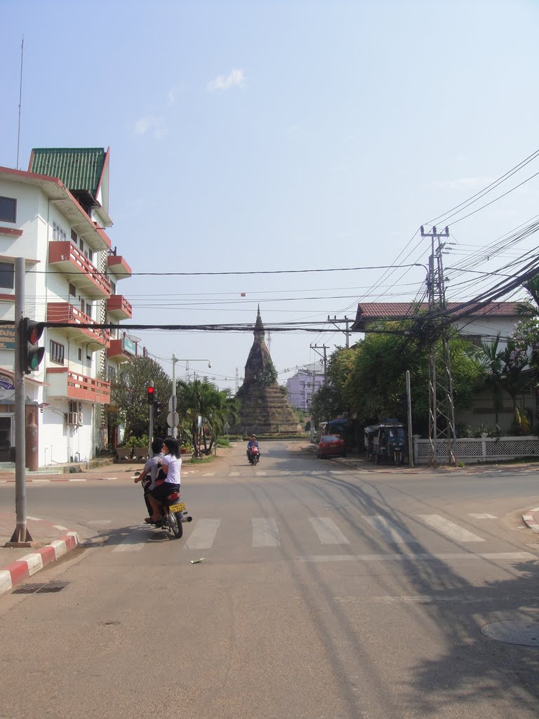 That Dam - Vientiane - ວຽງຈັນ - Laos - ลาว by T F Rhoden