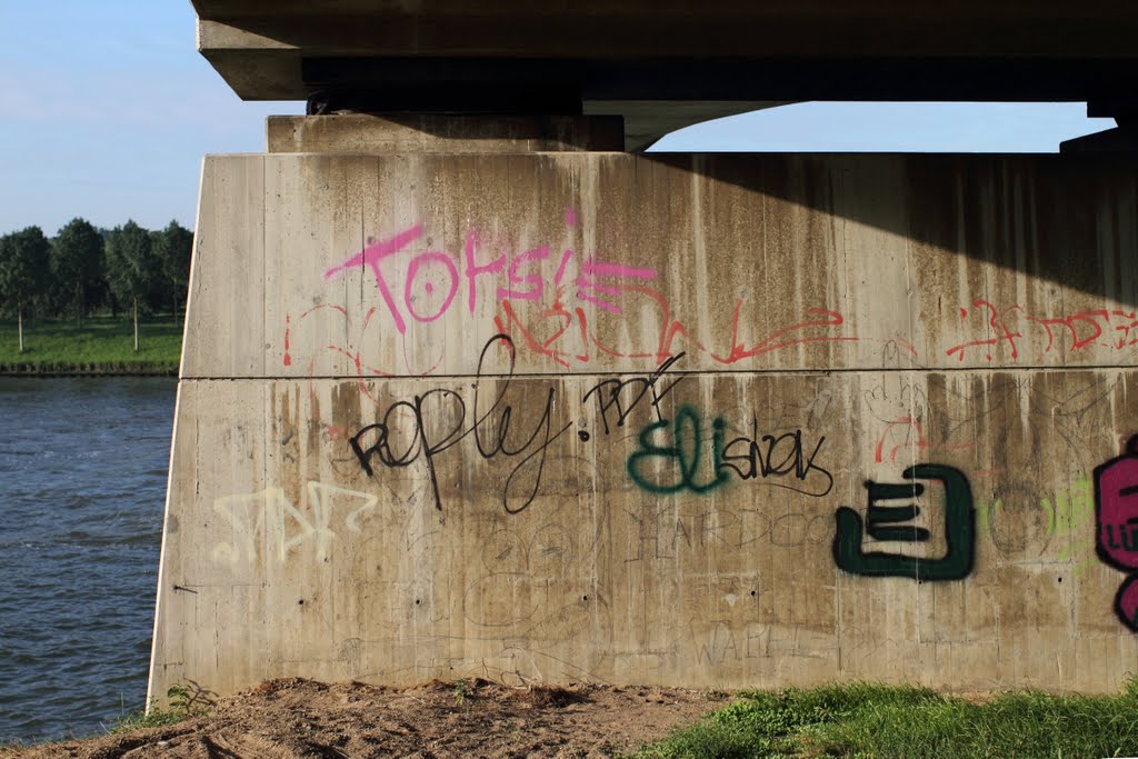 Bridge with graffiti over Amsterdam-Rijnkanaal nearby Beusichemseweg in 't Goy. by Dirk-Jan Kraan