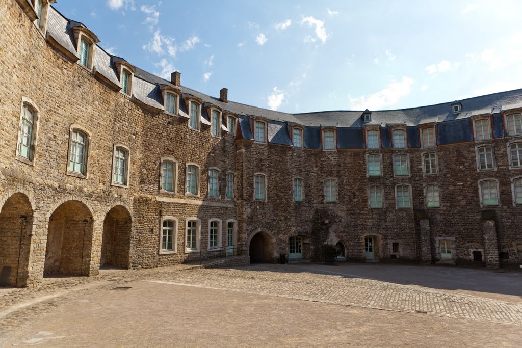 Place du Chateau d'Aumont by Marc LECOCQ