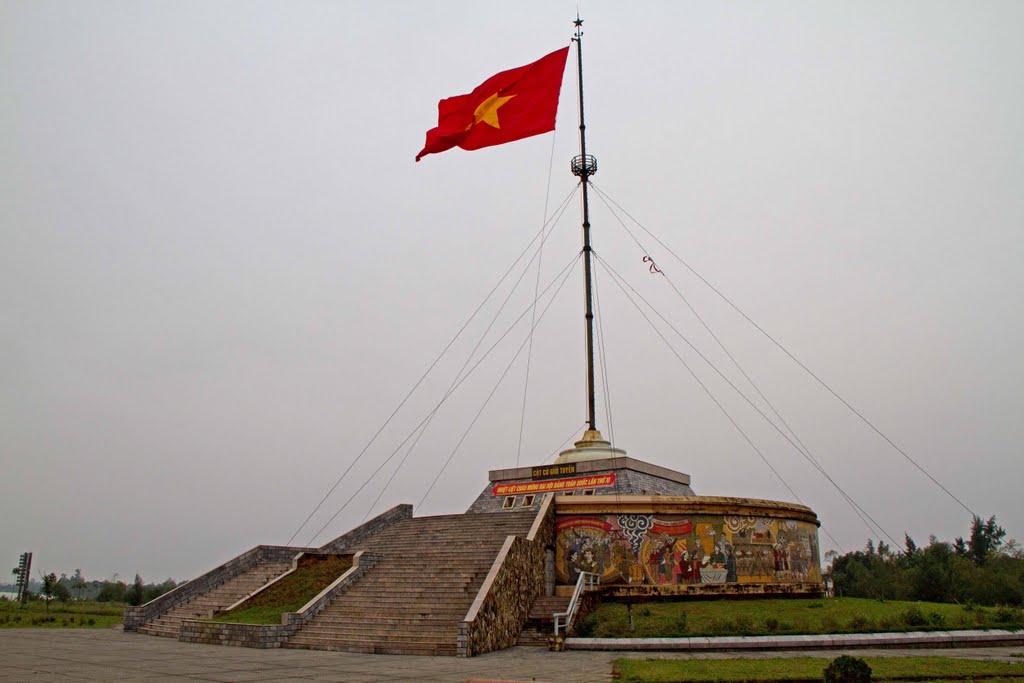 Tour du drapeau de l'ancien poste frontière by Jean-Pierre Casseron