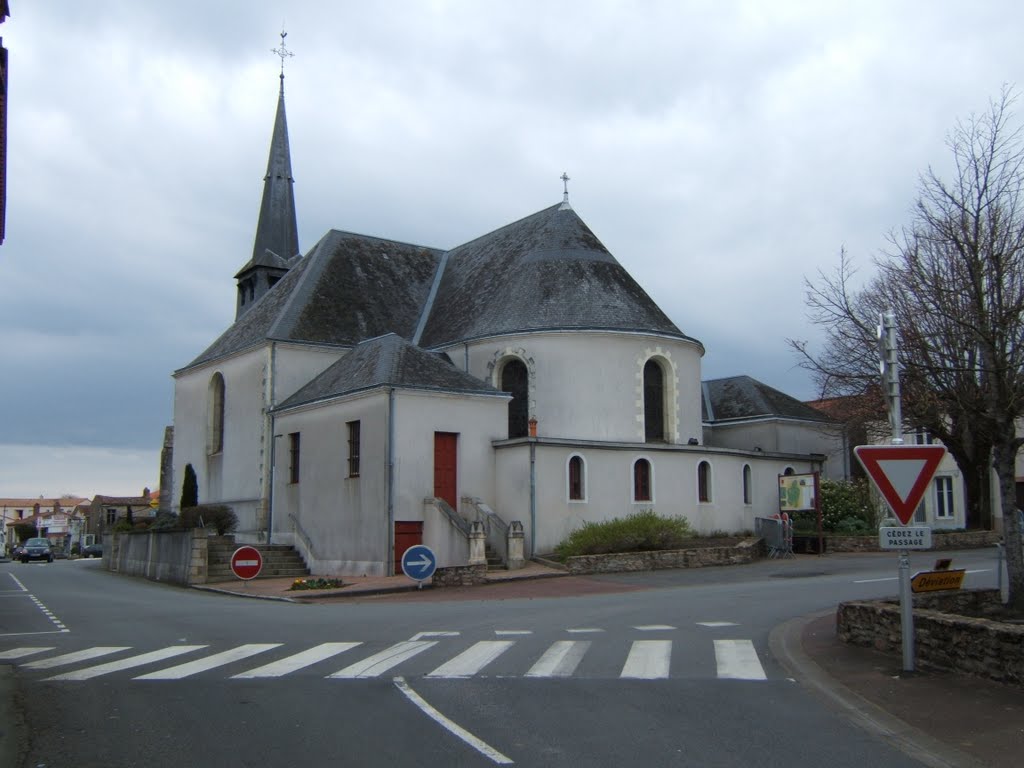 Maisdon-sur-Sèvre, l'église devenue îlot de giratoire by tofil44