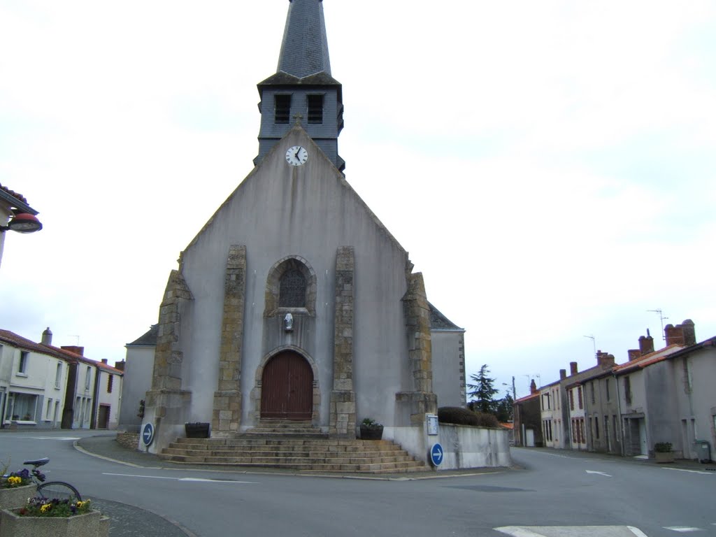 Maisdon-sur-Sèvre, l'église devenue îlot de giratoire by tofil44