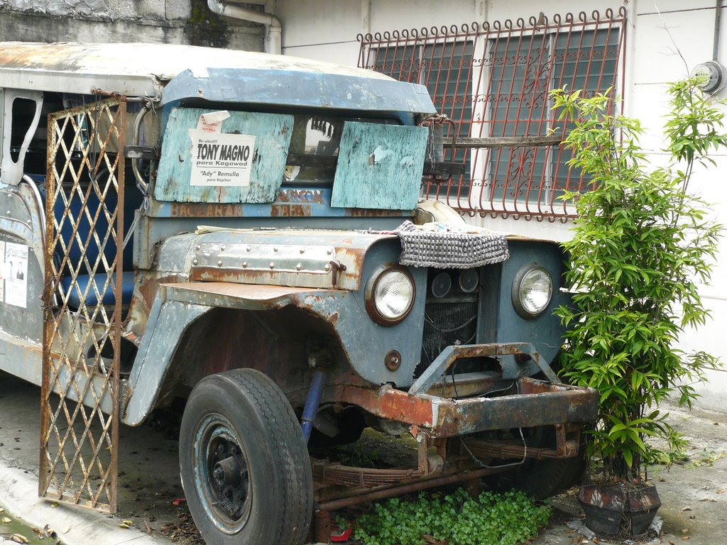 Jeepney antiguo (2) by luchog