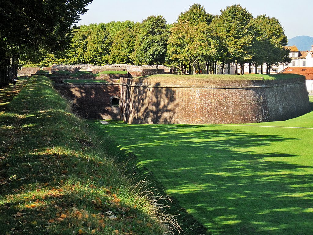 Lucca - City Wall Bastion by Peter Connolly