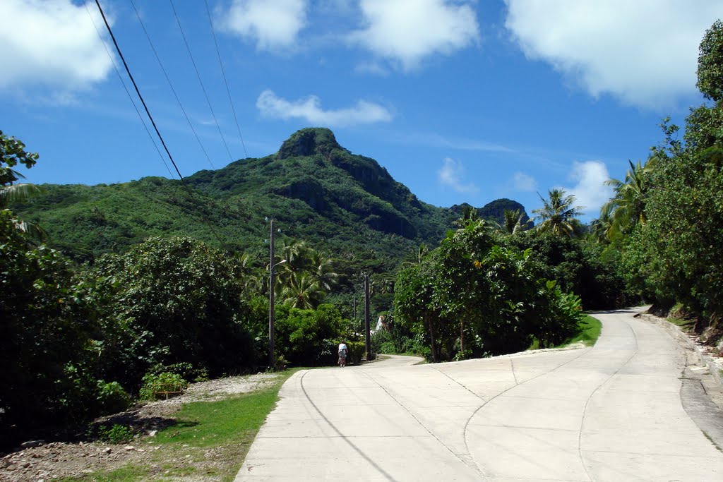 Junction to the other side of the island Maupiti by dawnzandstra