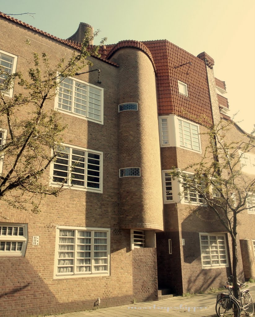 Gevel Thérèse Schwartzestraat, M. de Klerk en P.L. Kramer, 1924 by MrtnS