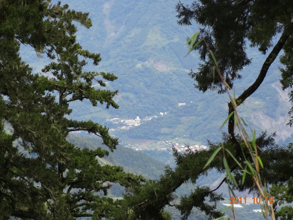 玉山登山口，遠眺東埔 by bintobe