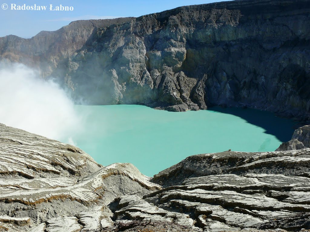 Sulfuric acid lake in the crater of Ijen volcano, East Java/ Asam sulfat danau di kawah Ijen gunung berapi, Jawa Timur/ Jezioro kwasu siarkowego w kraterze wulkanu Ijen, Wschodnia Jawa by Radosław Łabno