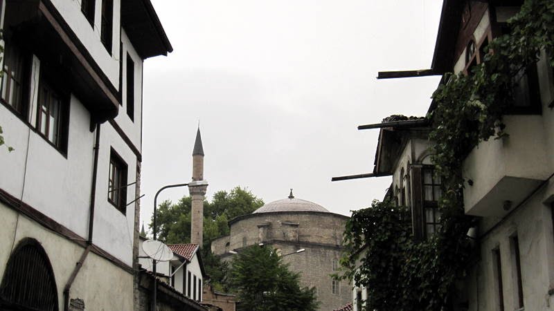 Cadde arasından cami, Safranbolu by Osman Ünlü