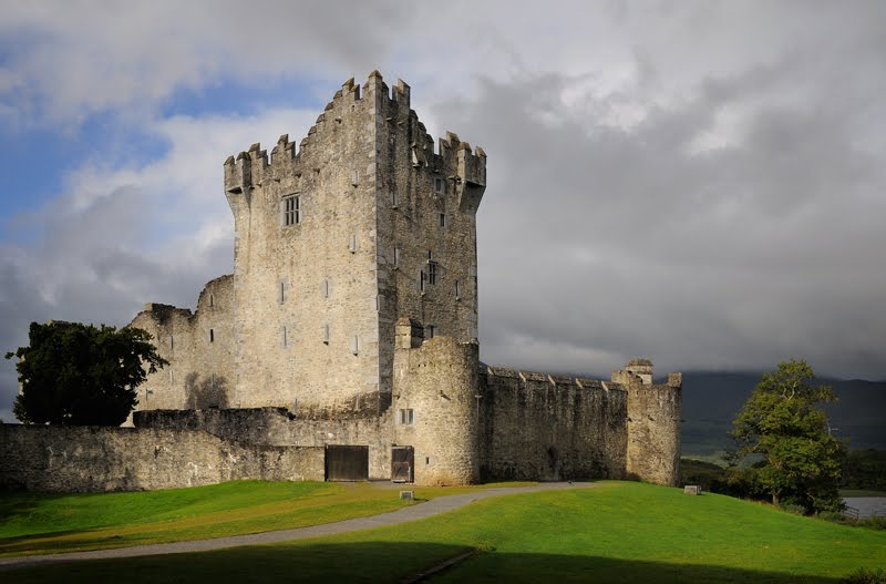 Ross castle by merapi