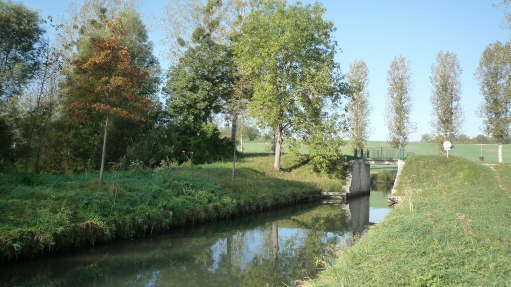 Le canal du Clignon se jette ici dans le canal de l'Ourcq by astrorail