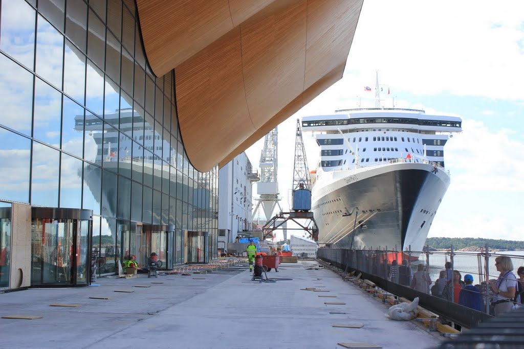 Queen Mary 2 by Wim de Vries