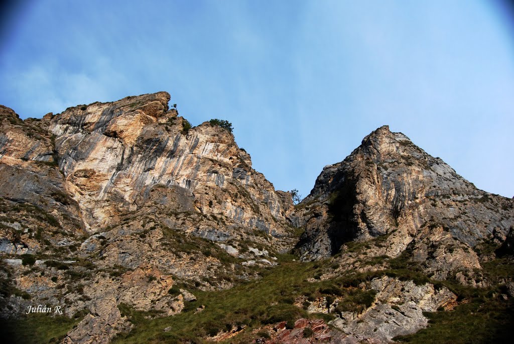 Oseja de Sajambre, León, Spain by Julián R.