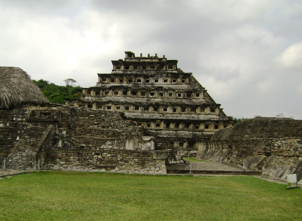 PIRAMIDE DE LOS NICHOS, EL TAJIN, VERACRUZ. by kike74