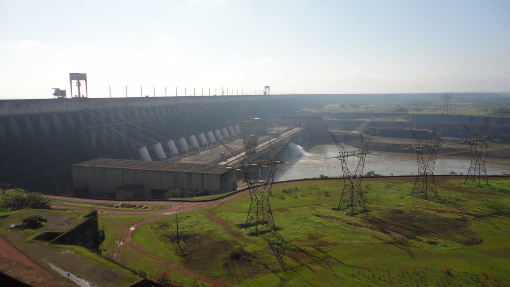 Barragem da Usina Binacional de Itaipu, Hernandarias-Paraguay by Ionildo Sanches