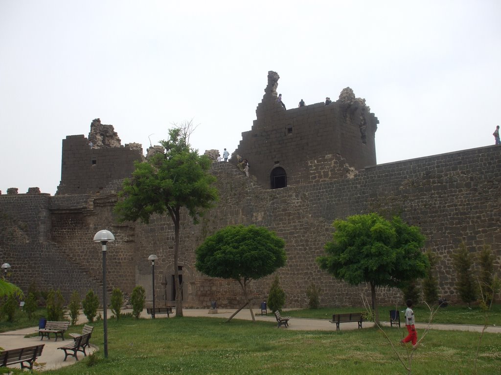 CITY WALL - YEDİ KARDEŞ BURCU (Artuk Burcu)-DİYARBAKIR FOT.NEJAT SATICI by nejat satıcı