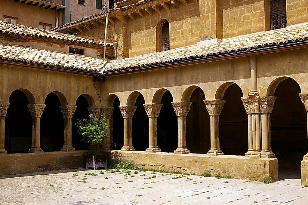 Claustro Iglesia de San Pedro el Viejo, Huesca, Aragón, España by Antonio Alba