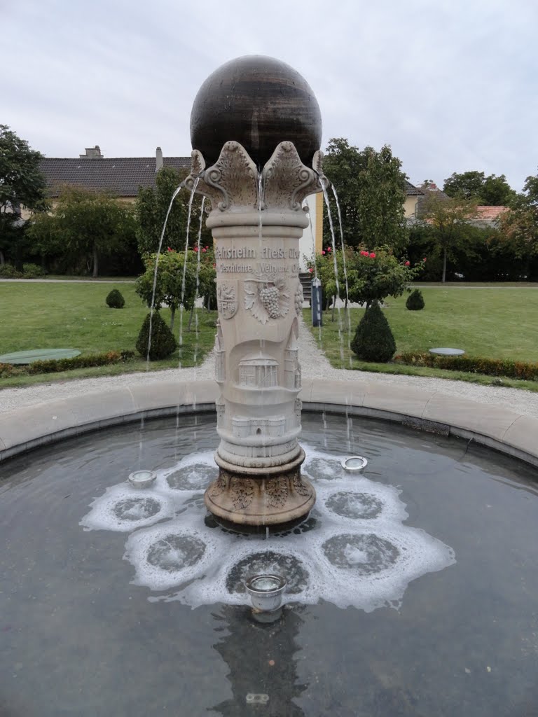 Brunnen im Freinsheimer Barockgarten by Thomas Esch