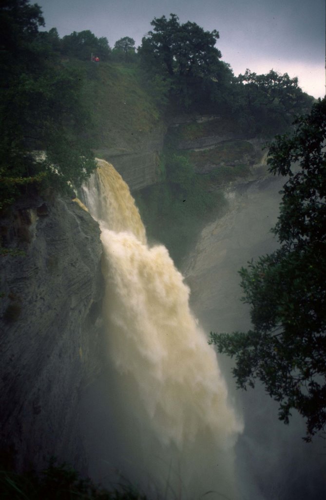 Cascada de Gujuli -103 m.- by Enrique Ortiz de Zárate