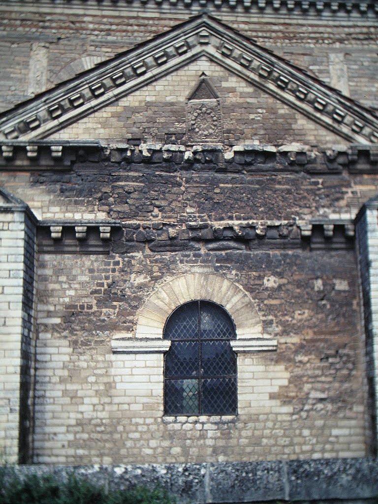 Poitiers, Baptisterium Saint-Jean 1993 by Wensky