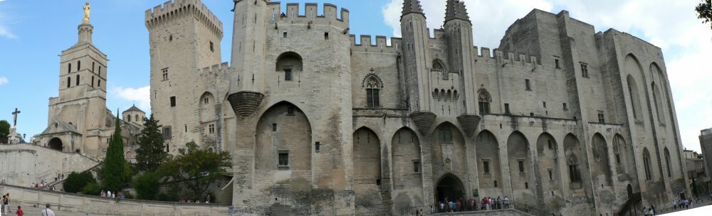 Der Papstpalast in Avignon by Peter und Ute