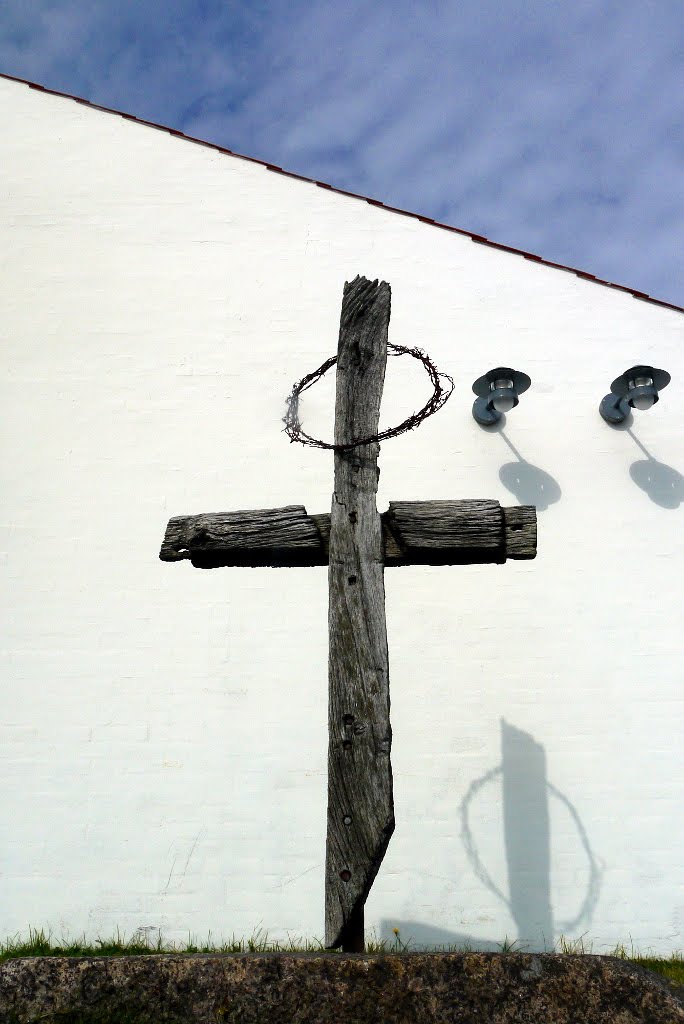 Cross in front of a community center in Hansthol by andy.mendyk