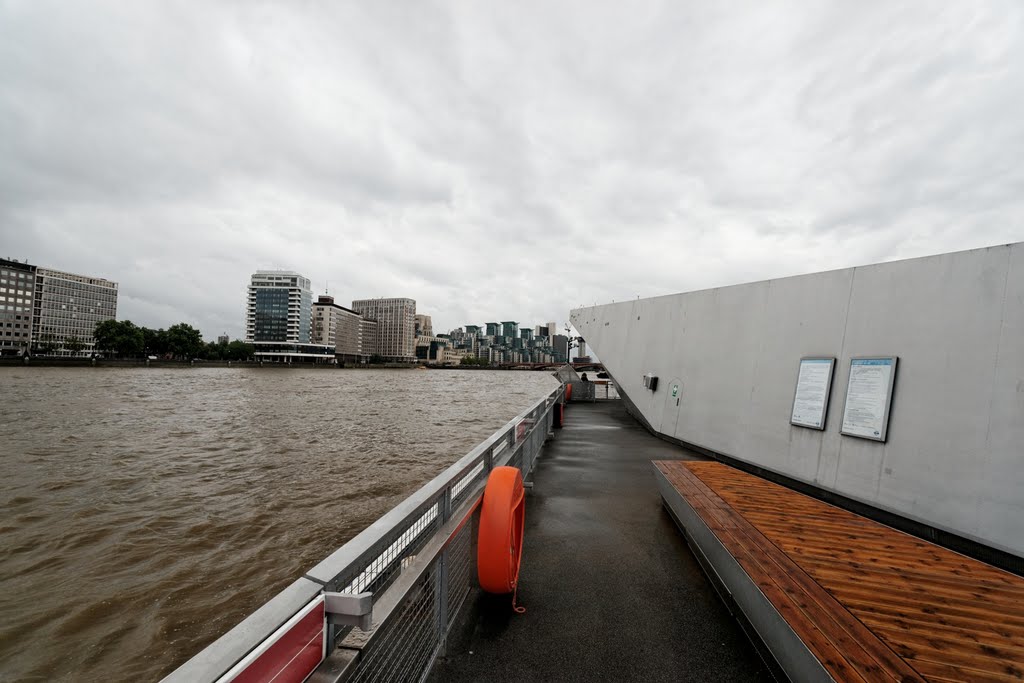 London - Millbank - Millbank Millenium Pier 2003 by Beckett Rankine with Marks Barfield Architects - View SSE by txllxt