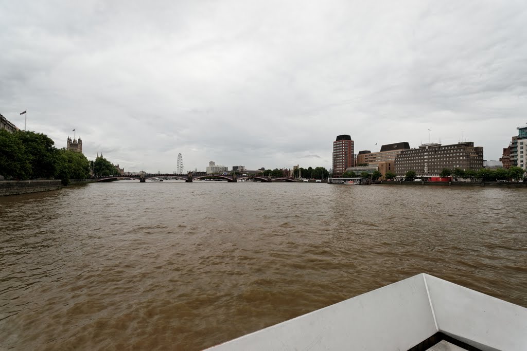 London - Millbank - Millbank Millenium Pier 2003 by Beckett Rankine with Marks Barfield Architects - View NNE towards Lambeth Bridge by txllxt