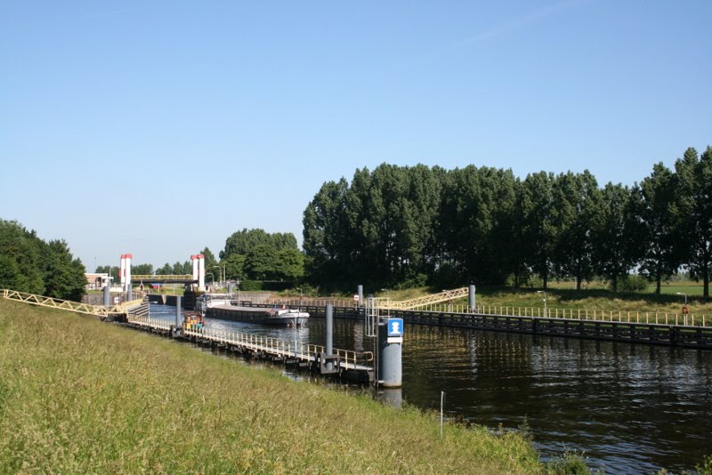 Engelen - Graaf van Solmsweg: Sluis in het Diezekanaal by Scholte