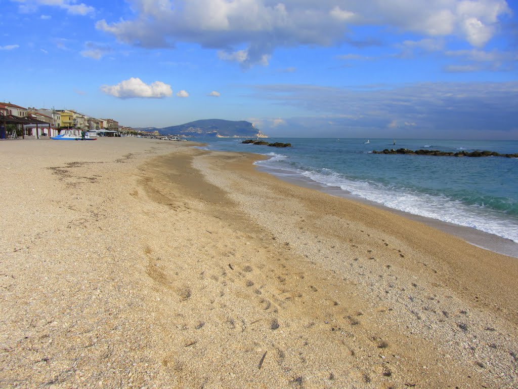 La spiaggia di Porto Recanati by Claudio Pedrazzi