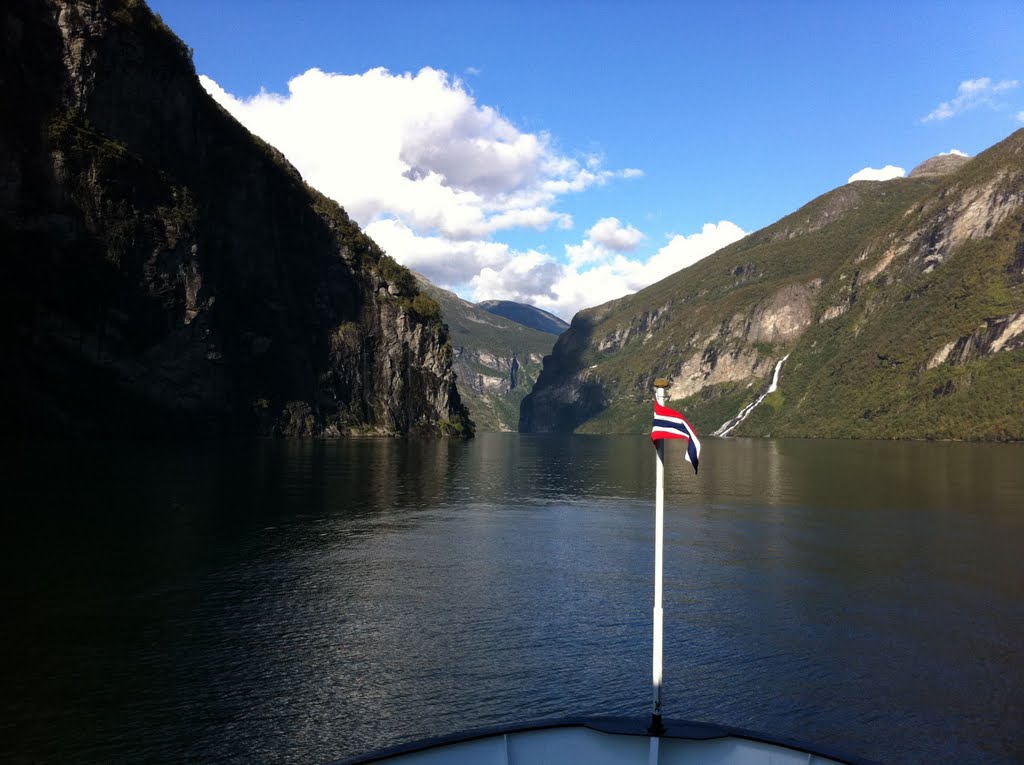 Ferryboat Hellesylt-Geiranger by vjesteves