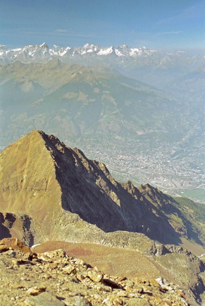 Du Mt Emilius on voit Aosta 3000m plus bas 09.09.2004 by Jean-Luc.