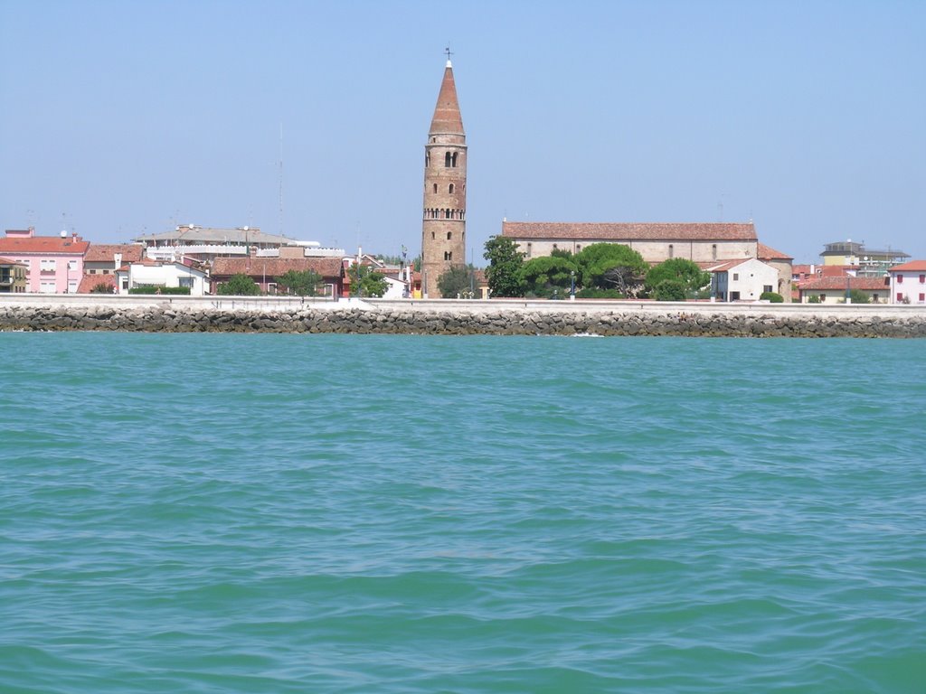 Duomo e campanile di Caorle dal mare by ruberpistor