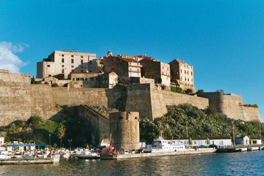 Calvi by ©-lavachevolante