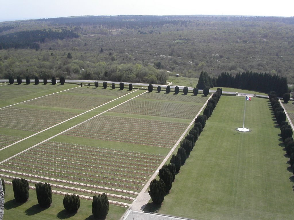 Uitzicht over ereveld van Douaumont vanuit de toren by Diederik van Kolfsch…