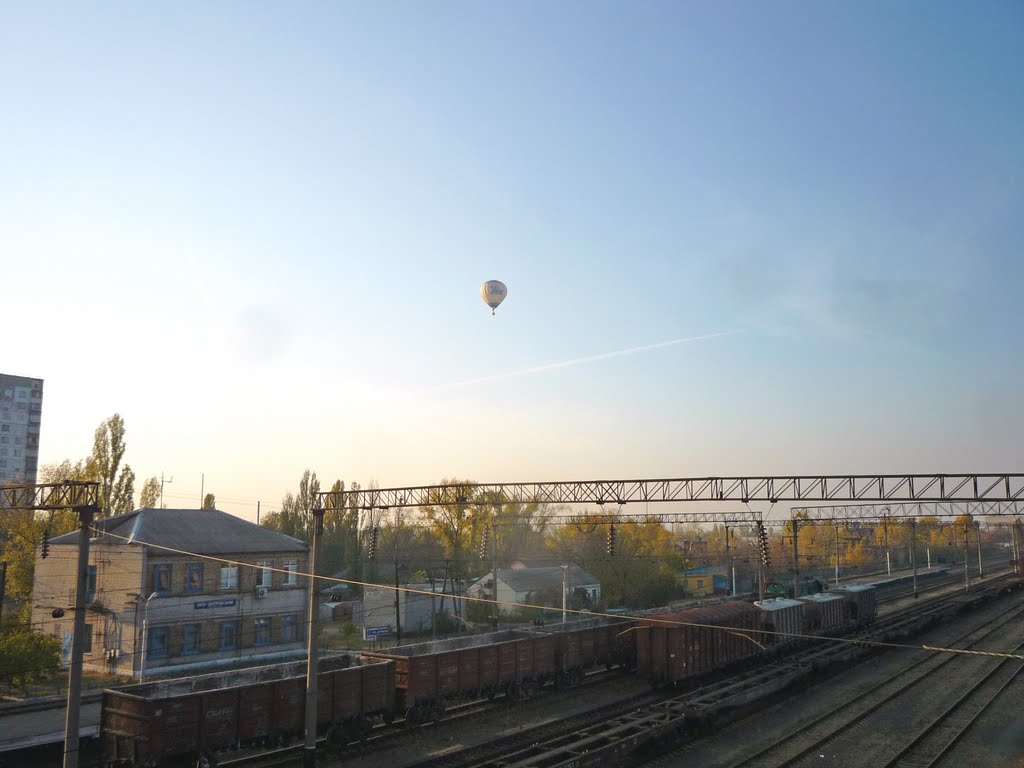 A balloon over the Kyiv-Dniprovskii railway station by VLAD