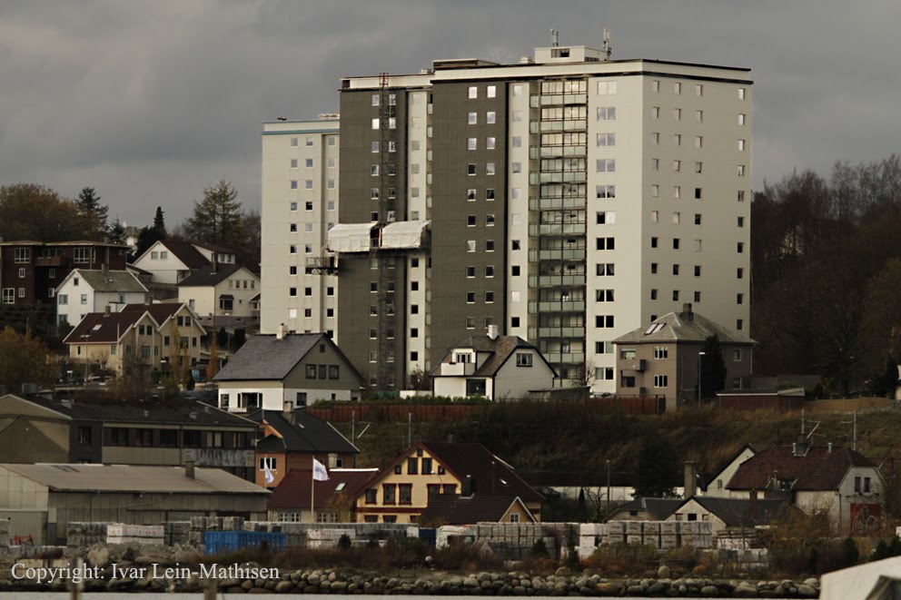 Høyblokkene i Amundsens gate sett fra sjøsiden by ivarlein