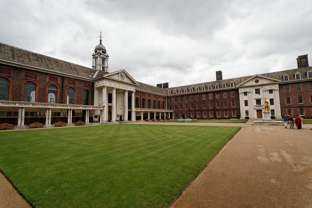 London - Royal Hospital Chelsea 1681-92 by Sir Christopher Wren - View North by txllxt