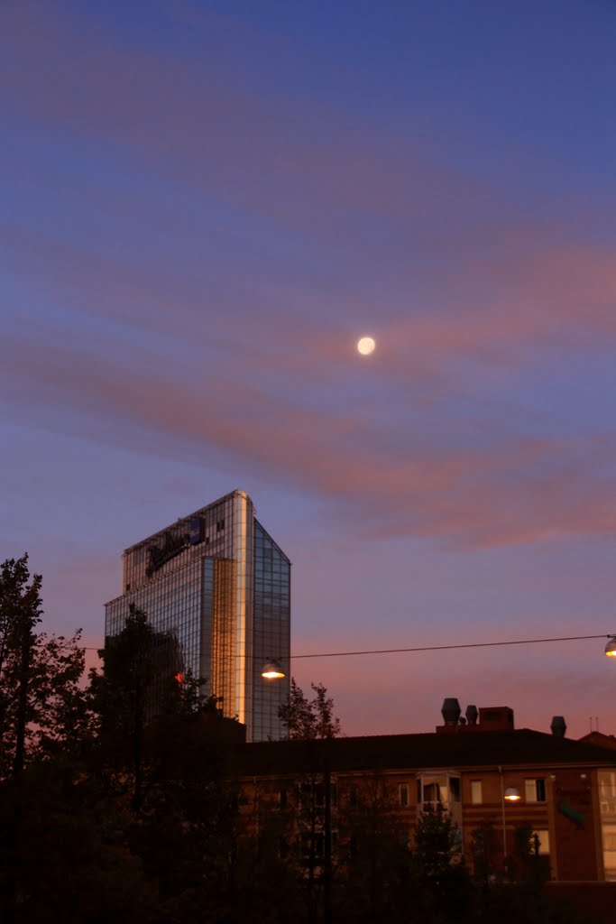 Plaza and the moon in the morning by observer74