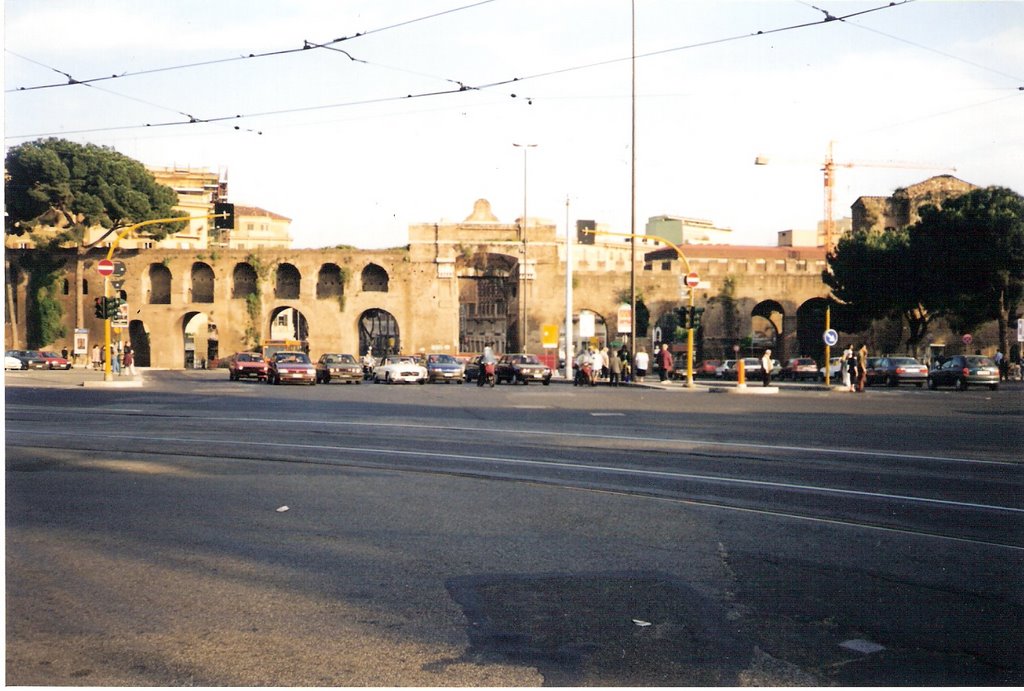 Roman Wall - Roma - Italia - 1999 by Marcelo Parise Petazoni (Brasil)