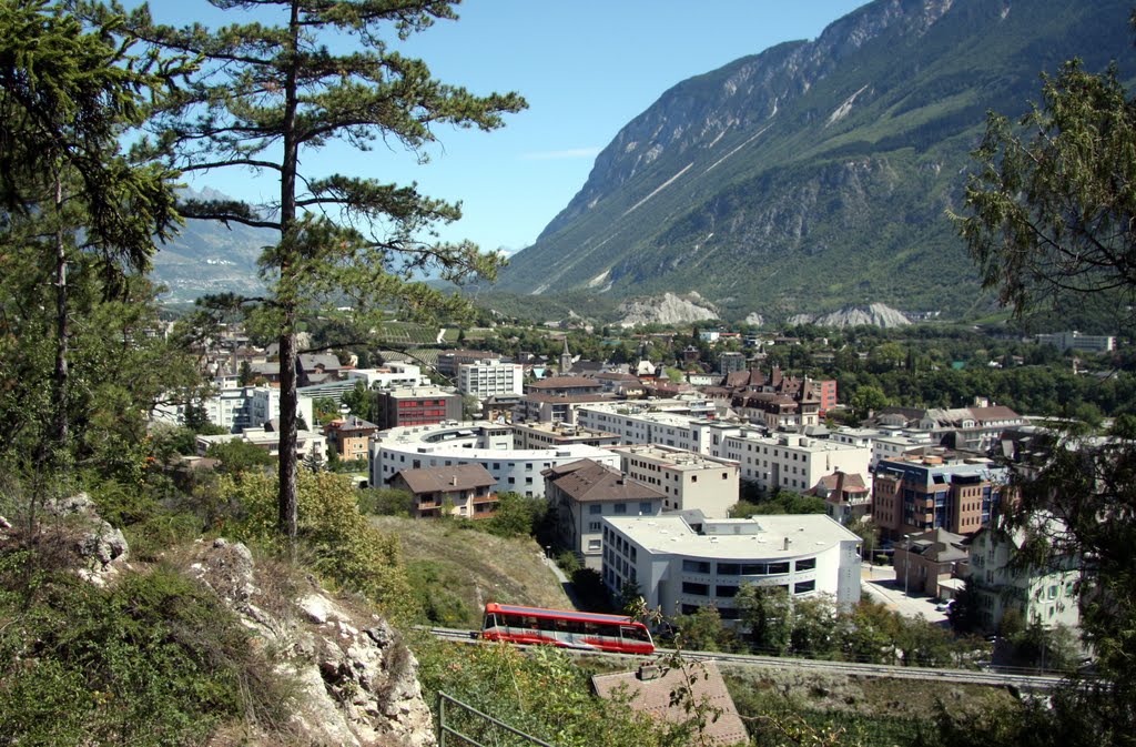 Sierre - le funiculaire monte à Crans-Montana by Charly-G. Arbellay