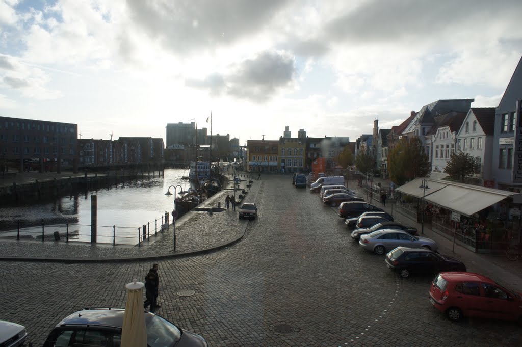 Husum: Blick aus dem Tine-Café auf den Platz am Hafen; 20.10.11 nachmittags by Wolfgang Hanko