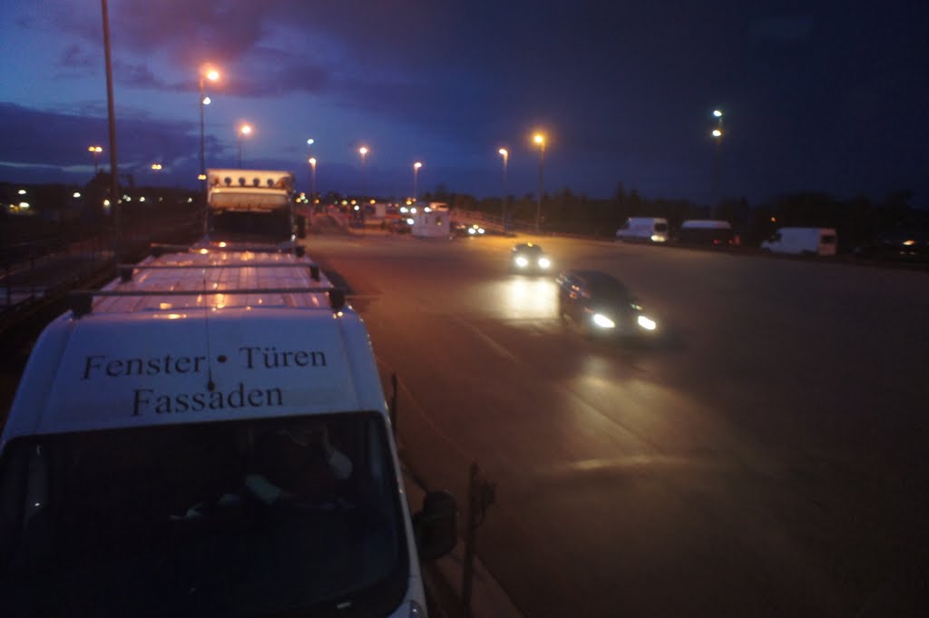 Niebüll: Blick vom Bus aus den Shuttlezug entlang; 20.10.11 am frühen Abend by Wolfgang Hanko